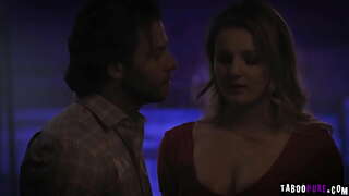 Sexy babe ELiza Vísperas de dejar el perno maduro empuje de su dulce muffin con su palpitante polla