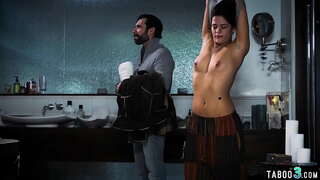 Busty teen girl malglate de perv lendlord interŝanĝo libera ĉambro