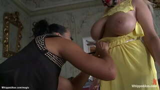 Брунэтка маленькая спадарыня Сандра Рамэн лупцуе вялізныя сіські высокай бландынцы чэшскай рабыні лесбиянке Энджэл Вікі, а затым трахал яе ў анал ў веревочном бондаже страпоном на члене