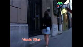 Piękna brunetka Sarah Blue z naturalnymi cyckami skacze na kutasie we wszystkich pozach