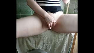 Cailín le asal mór a fhaigheann an orgasm ar an meaisín níocháin agus Vibrator