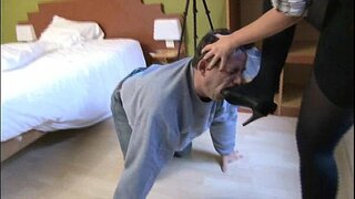 Máistreás di a dhéanamh sclábhaithe fireann lick a heels ard bróga