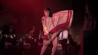 Dannie Diisel, teise nimega Danielle Colby täidab koos Bustout Burleski New Orleans
