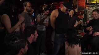 Ki muhé esklabu maron euro den un bar hasí na laman i huur polis