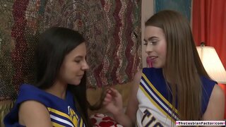 Әгъзалары Teen cheersquad экспериментируют, вылизывая бер-берсенә киски