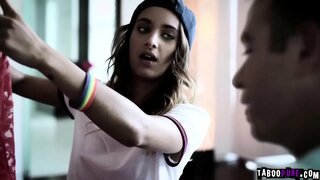 Chad bước vào ngôi nhà của gia đình hiện trong tay Nghe anh ta vào