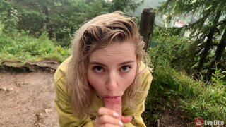 Cute girl ņem to dziļi viņas muti zem lietus - Eva Elfie Cute girl ņem to dziļi viņas muti zem lietus - Eva Elfie