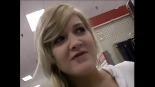 Hete teef houdt neemt enorme lul in haar mond