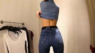 VAU! Seksi djevojka sa male sise oblači majicu i majice u javnosti svlačionici 4K 60Fps