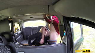 Faux Taxi Hot Babe Holly Kiss Écarte ses cuisses et Suce la Bite